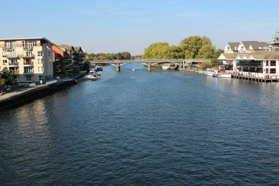 رودخانه Thames طولانی ترین رودخانه در انگلستان و در نزدیکی دانشگاه Kingston